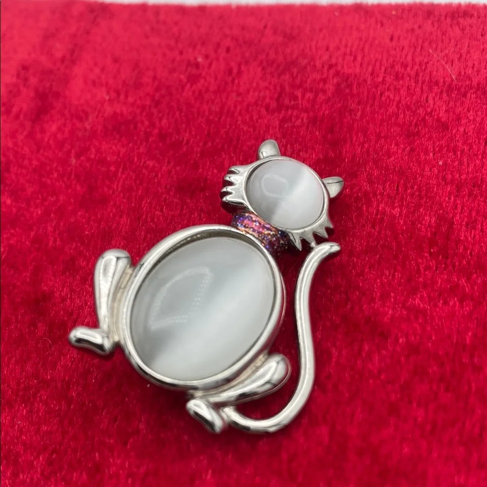 Silvertone moonstone cat kitty brooch pin w/ pink rhinestone collar 1.5”